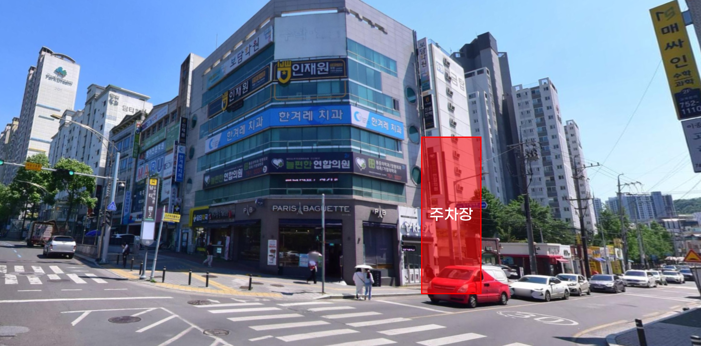 이전 1층 간판과 인재원 간판이 보이는 만촌입시관 건물과 주차 진입 골목
